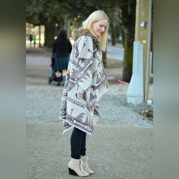 Cape / Poncho with Faux Fur Neckline Trim - Picture 5 of 8